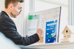 Personne consultant des documents sur un prêt immobilier dans un bureau
