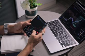 Trader analysant le marché boursier sur son ordinateur