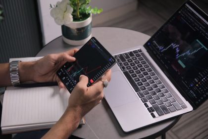 Trader analysant le marché boursier sur son ordinateur