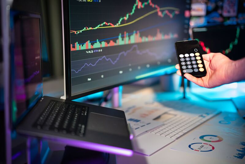 trader-sur-ordinateur-smartphone